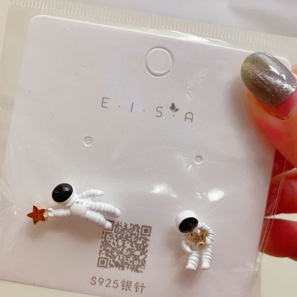 Earrings - Picture 1 of 2